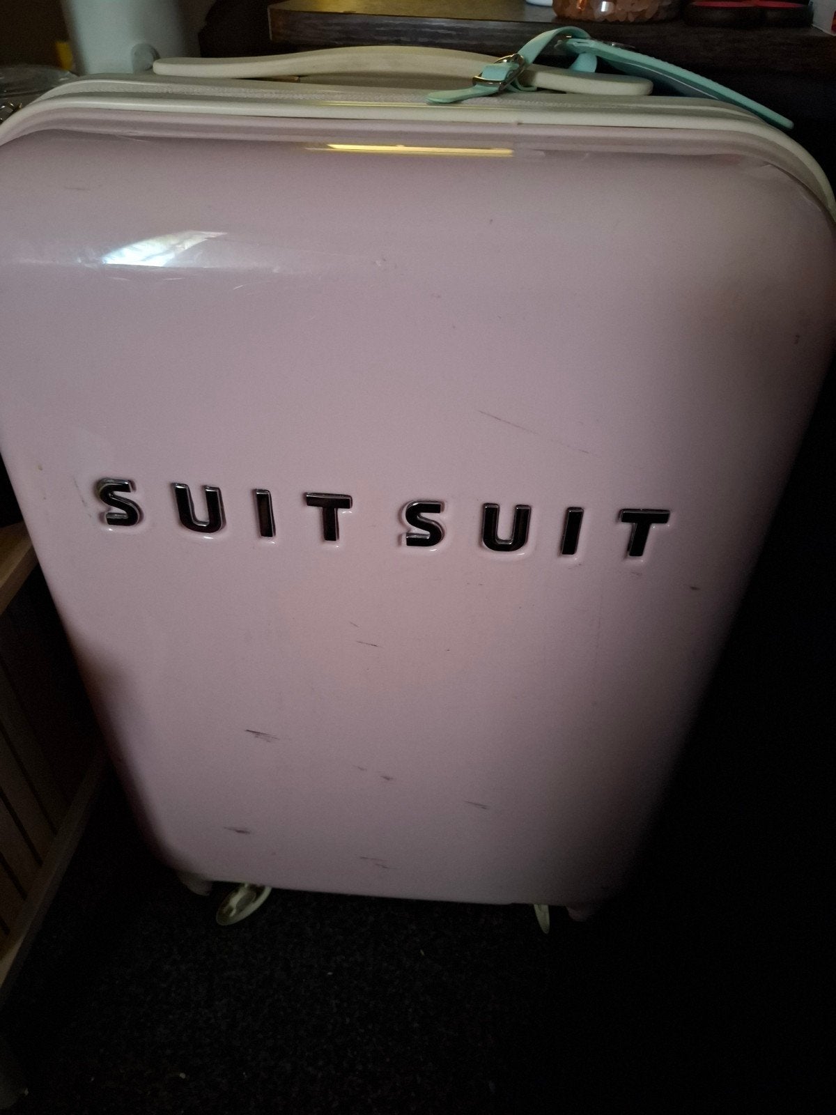 Roze SuitSuit koffer met wieltjes en slot, Sieraden, Tassen en Uiterlijk, Koffers, Gebruikt, 50 tot 60 cm, Hard kunststof, 35 tot 45 cm