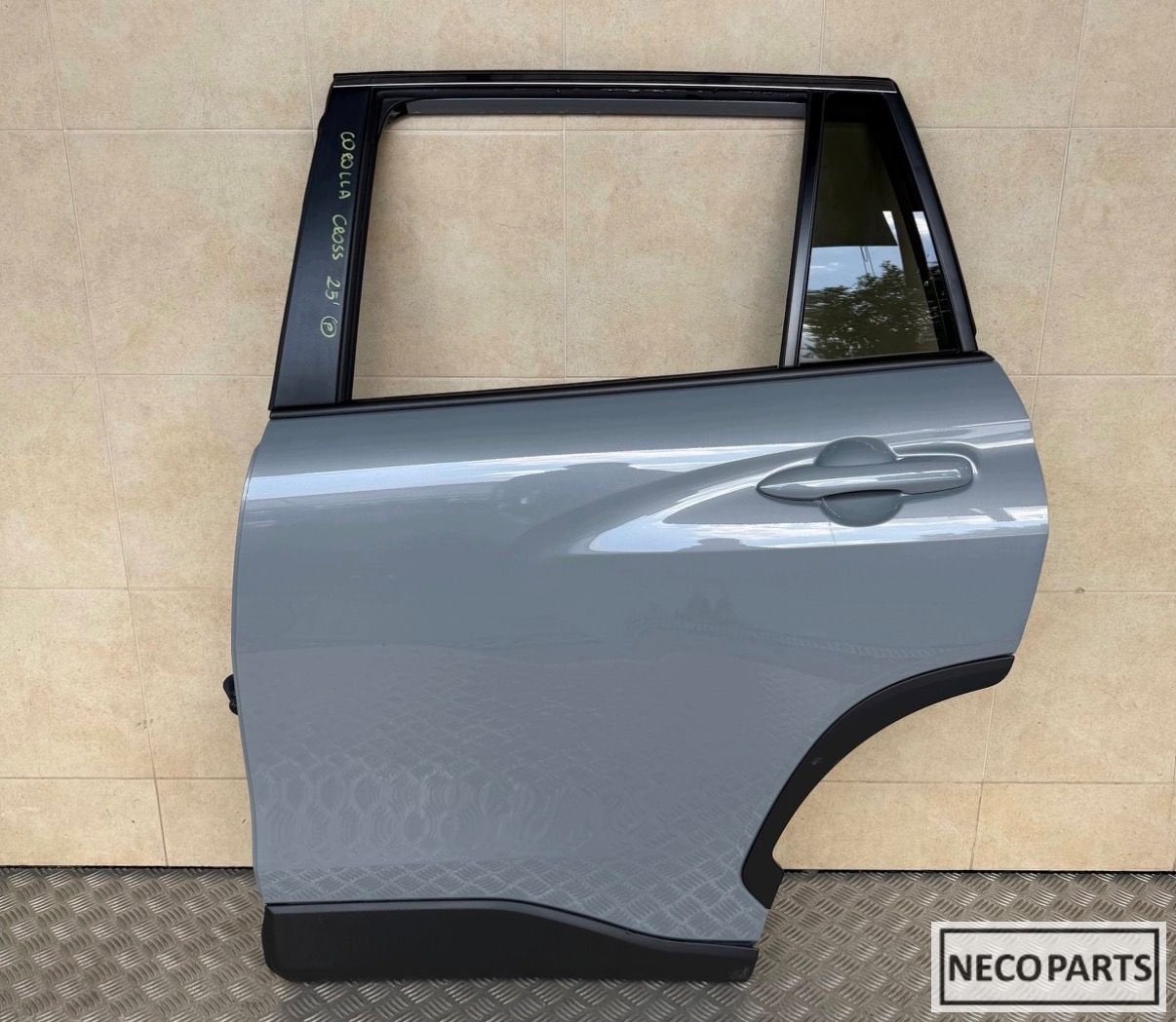 TOYOTA COROLLA CROSS PORTIER DEUR ACHTER LINKS ORIGINEEL, Auto-onderdelen, Gebruikt, -, Ophalen of Verzenden, Toyota