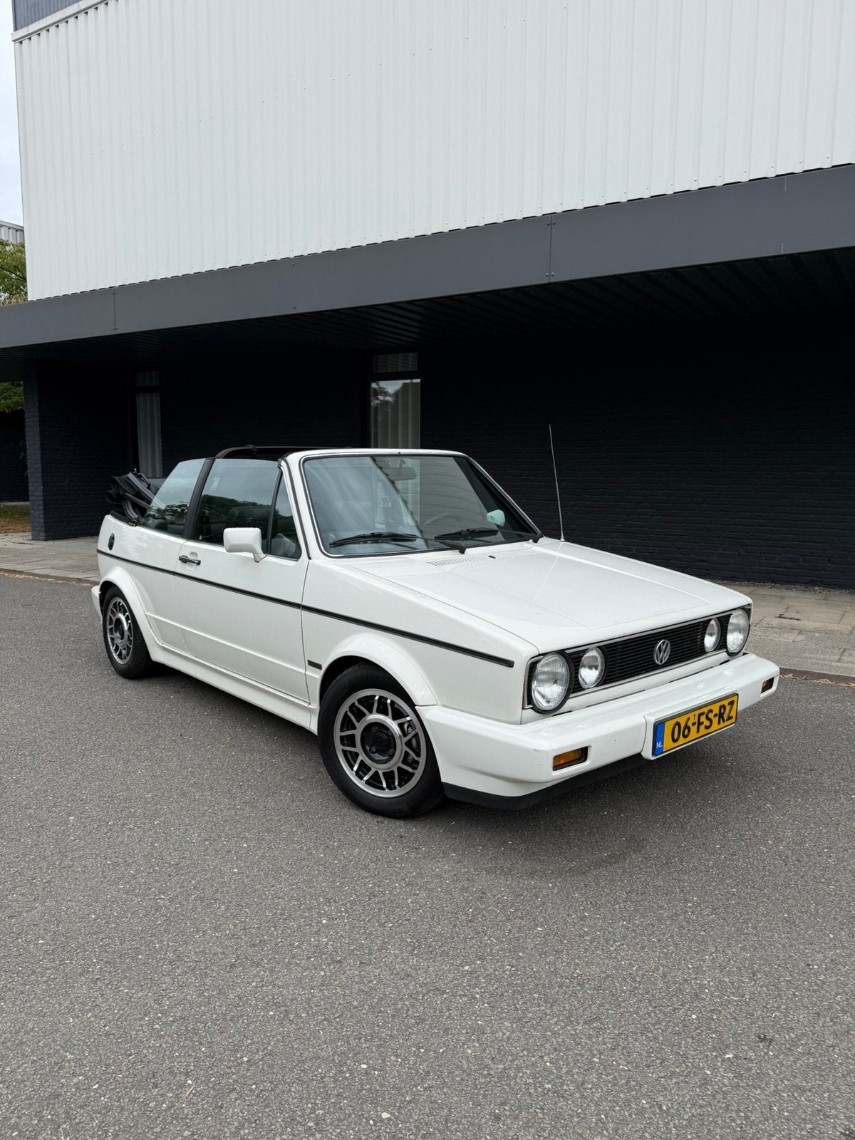 VW Golf 1 Cabrio 1.6 AUT|STUURBK|LEER|WINDV|WEBER, 938 kg, 4 cilinders, Cabriolet, 4 stoelen