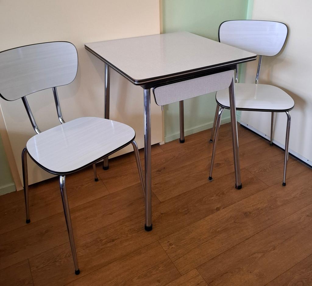Formica set 2 stoelen en tafel. Met besteklade wit Brabantia, Ophalen