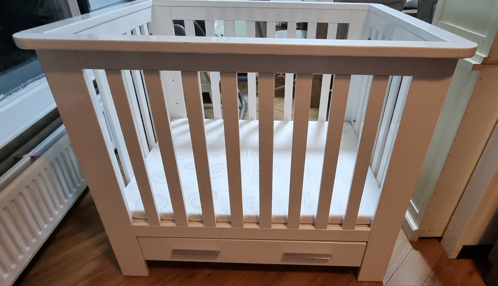 Grote en ruime babybox met lades en nieuwe matras, Kinderen en Baby's, Ophalen, Zo goed als nieuw, Ledikant
