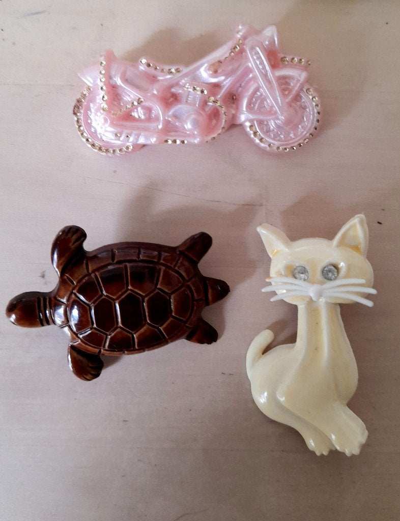 Set van drie vintage retro broches motor schildpad kat poes, Overige materialen, 4 tot 7 cm, Gebruikt, Overige kleuren