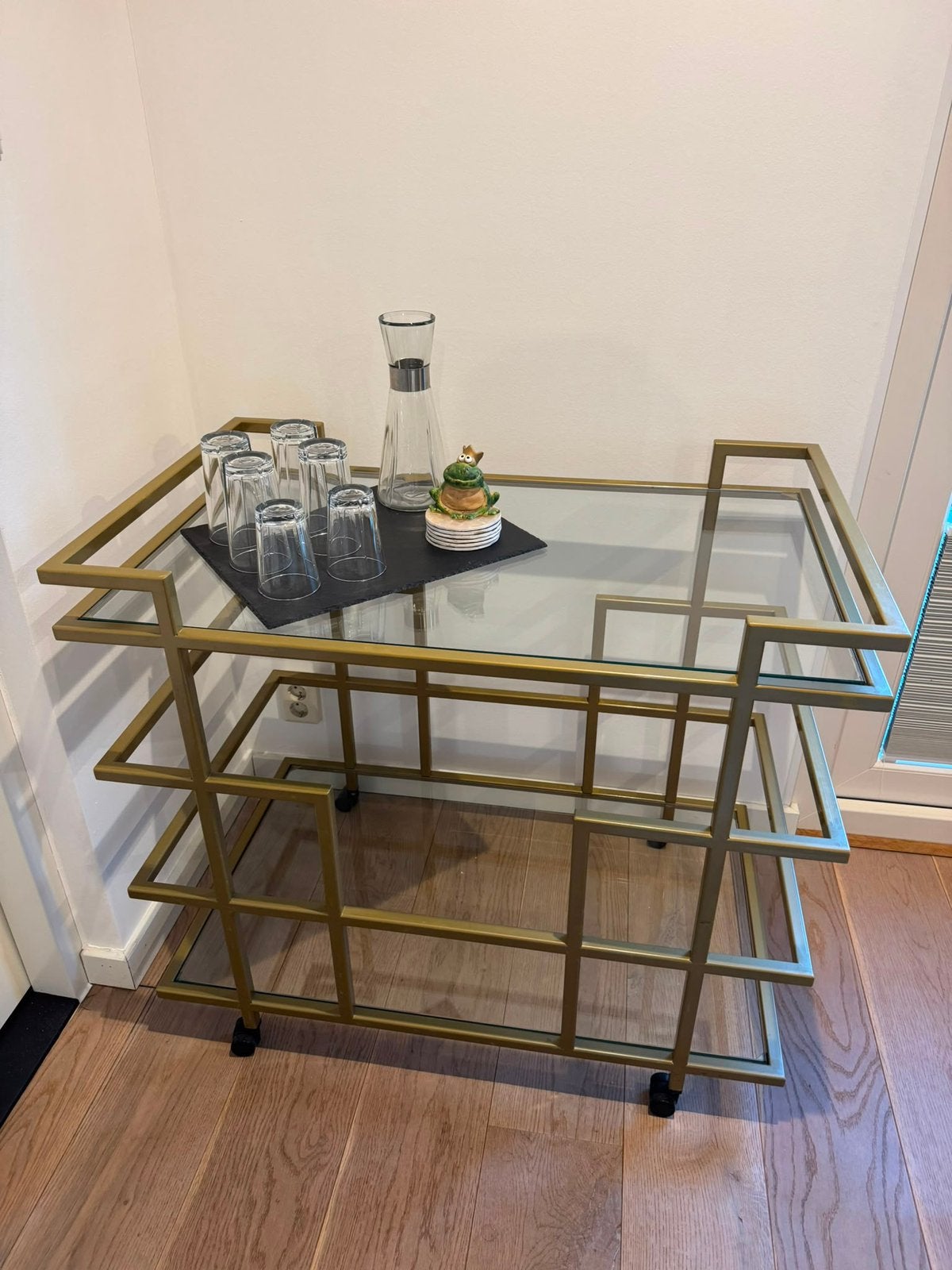 Elegante bijzettafel met glas en goudkleurig frame, Huis en Inrichting, Woonaccessoires | Wijnrekken, Ophalen, Zo goed als nieuw