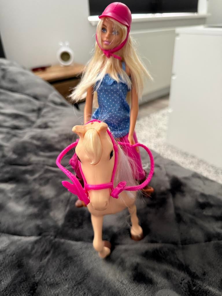 Barbie met paard en ruiteruitrusting, Ophalen of Verzenden, Nieuw, Barbie
