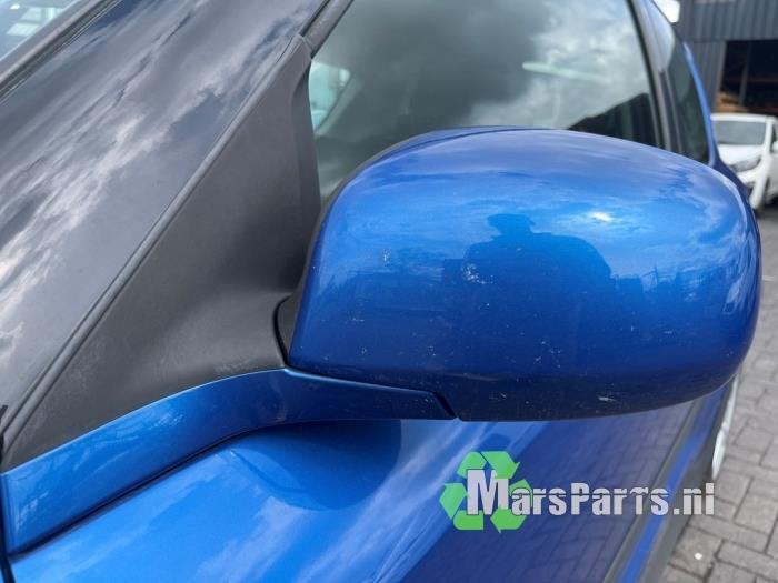 Buitenspiegel links van een Suzuki Swift