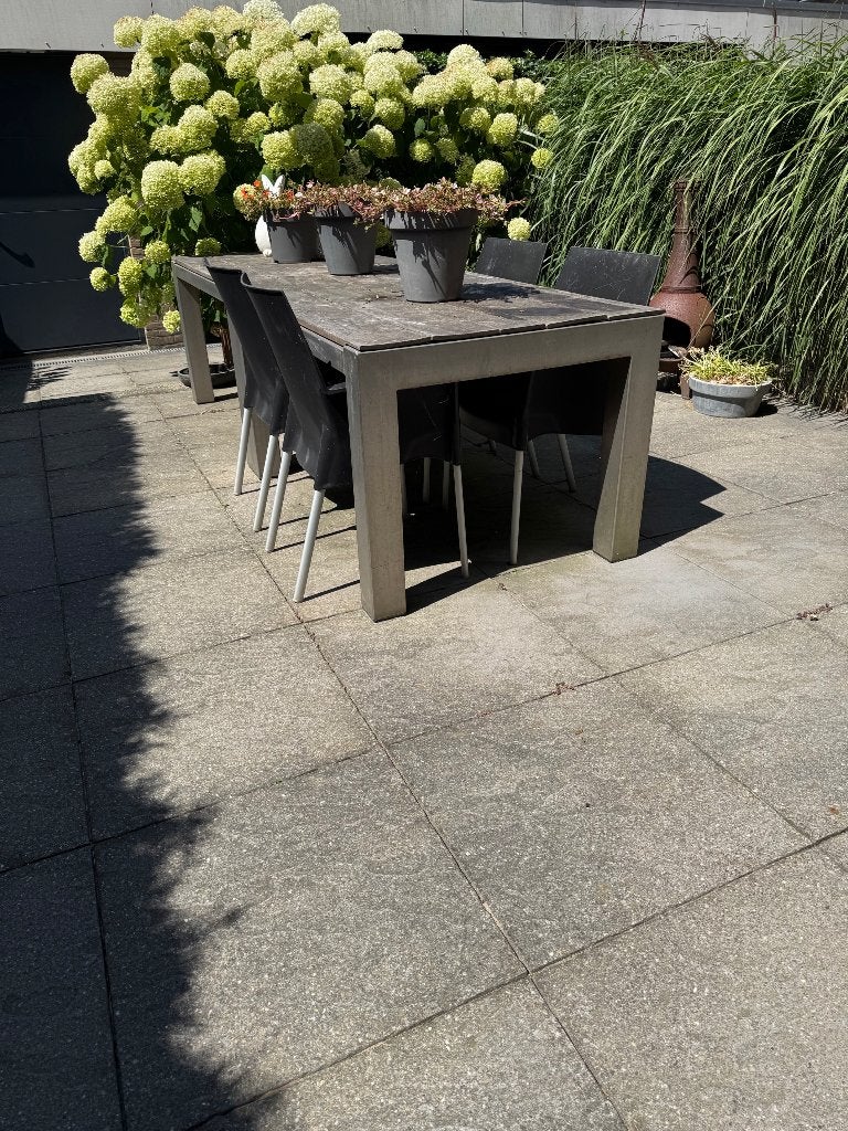 Robuuste tuintafel met houten blad en metalen onderstel, Ophalen, Gebruikt, Rechthoekig, Hout