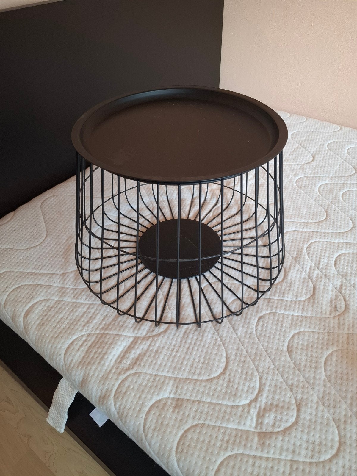 Zwarte metalen draadmand-bijzettafel met een handig dienblad, Ophalen, Minder dan 45 cm, Minder dan 55 cm, Metaal of Aluminium