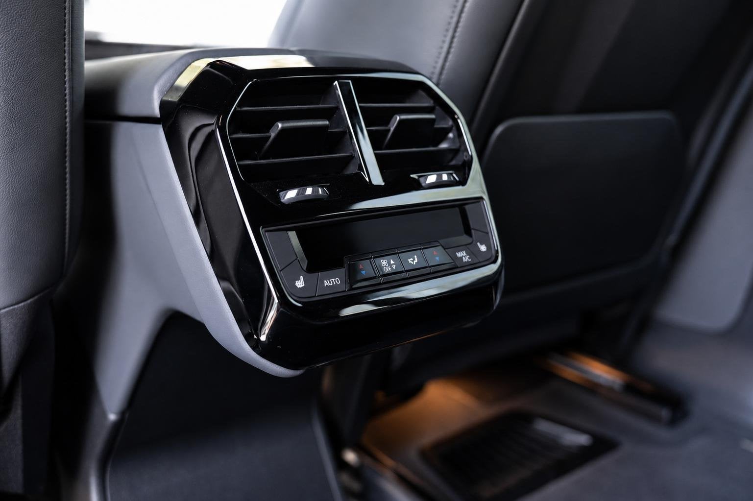 Foto 10 van BMW iX xDrive M70 112 kWh | Suite Amido | Snelwegassistent*
