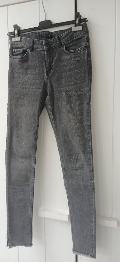 Spijkerbroek donkergrijs met leuke details NIKKIE - maat 26, Ophalen of Verzenden, Zo goed als nieuw, Nikkie, W27 (confectie 34) of kleiner