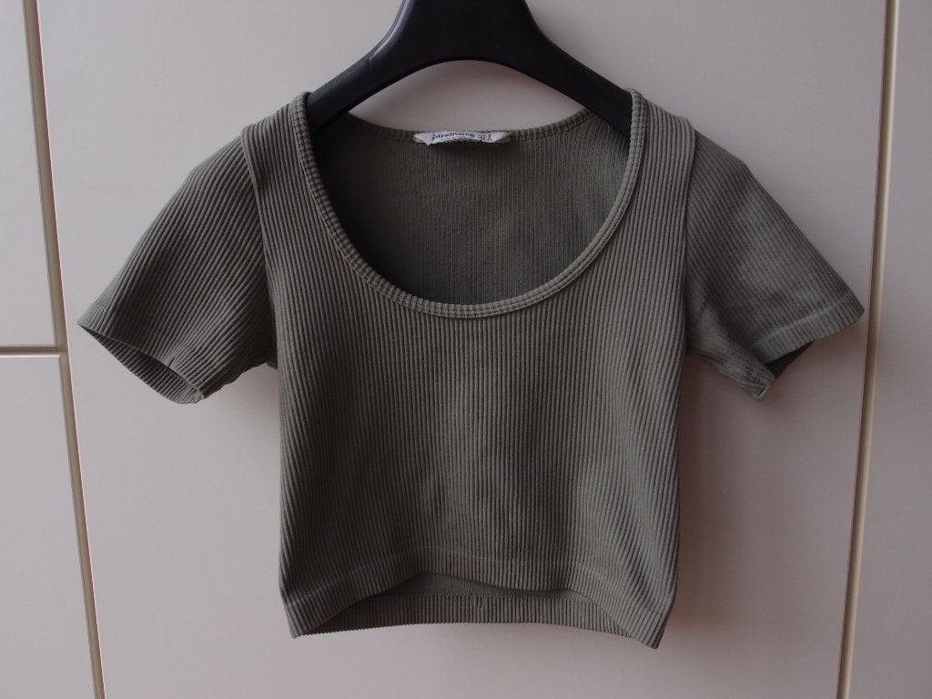 Erg mooie Stradivarius meisjes dames crop top hemdje shirt S, Kleding | Dames, Tops, Ophalen of Verzenden, Zo goed als nieuw, Korte mouw