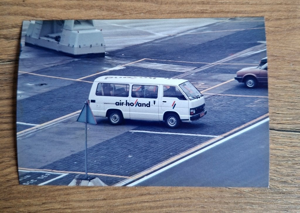 Vintage foto: Air Holland busje op Schiphol jaren 70/80, Ophalen of Verzenden, Zo goed als nieuw, Kaart, Foto of Prent