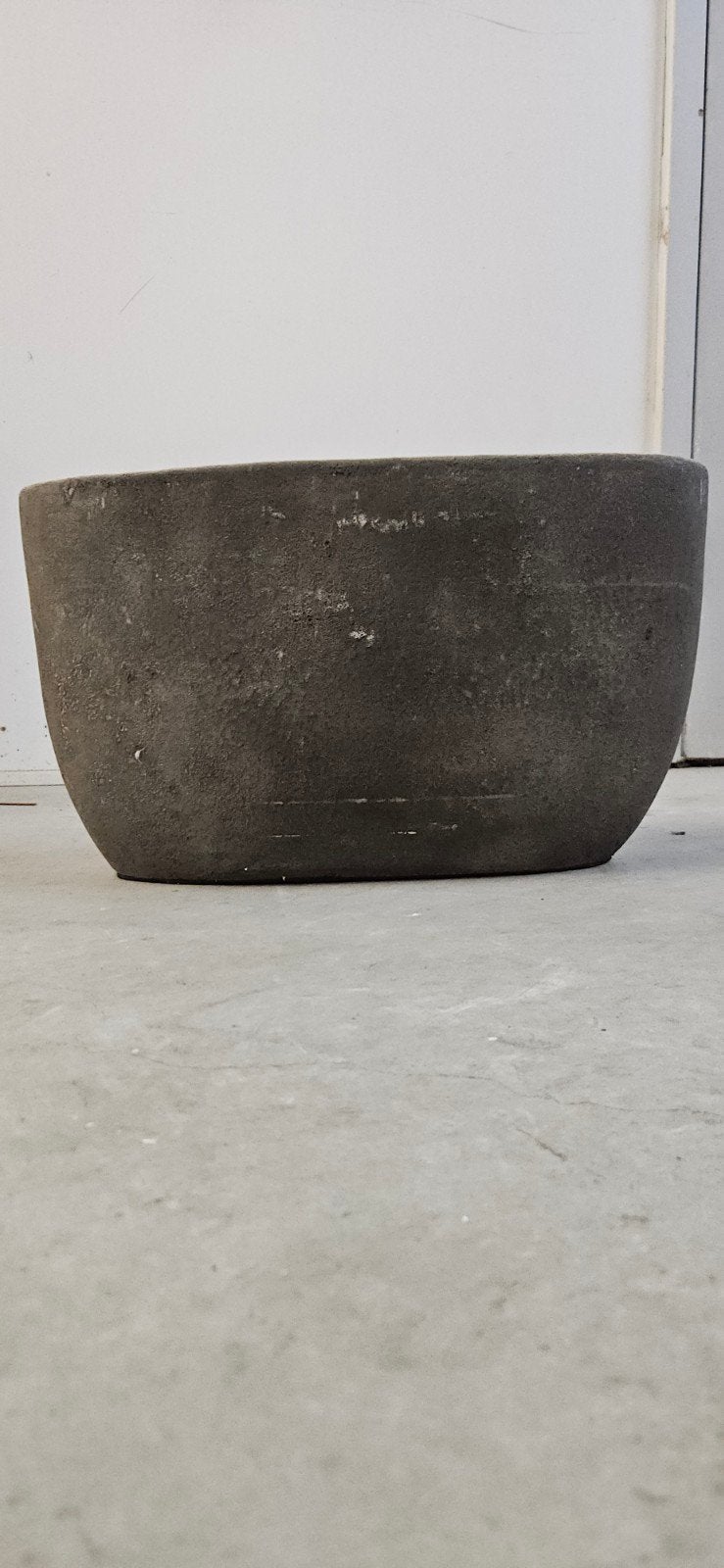 Robuuste betonnen plantenbak - Grijs, ovaal, Tuin en Terras, Bloembakken en Plantenbakken, Gebruikt, Beton, Binnen, Balkon, Tuin