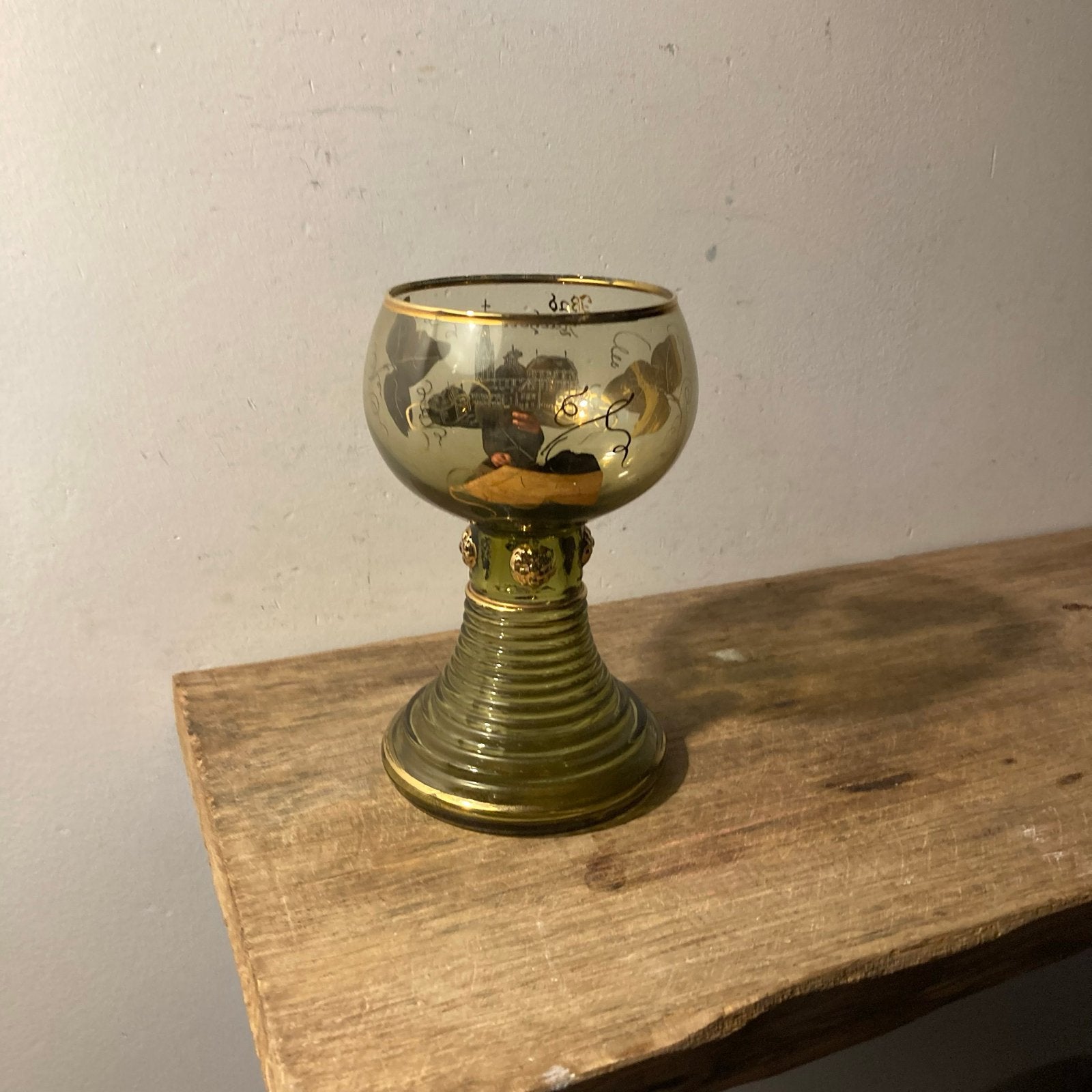 Vintage Groen Wijnglas met Gouden Decoratie - Souvenir, Antiek en Kunst, Ophalen of Verzenden