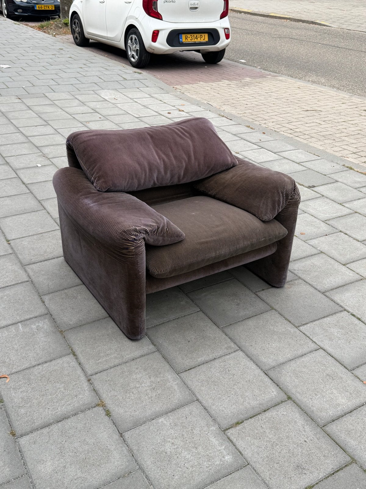 Cassina Maralunga Ribstof Fluweel Paarsachtige Fauteuil, Ophalen, Gebruikt, Eenpersoons, 75 tot 100 cm