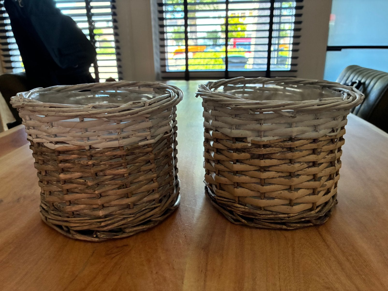 Gratis 2 rotan bloempotten 15cm hoog x 19Ø, Ophalen, Gebruikt