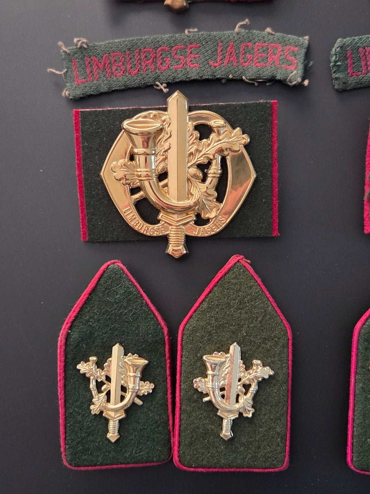 Setje baretemblemen kraagspiegels Limburgse Jagers, Ophalen of Verzenden, Landmacht, Nederland, Embleem of Badge
