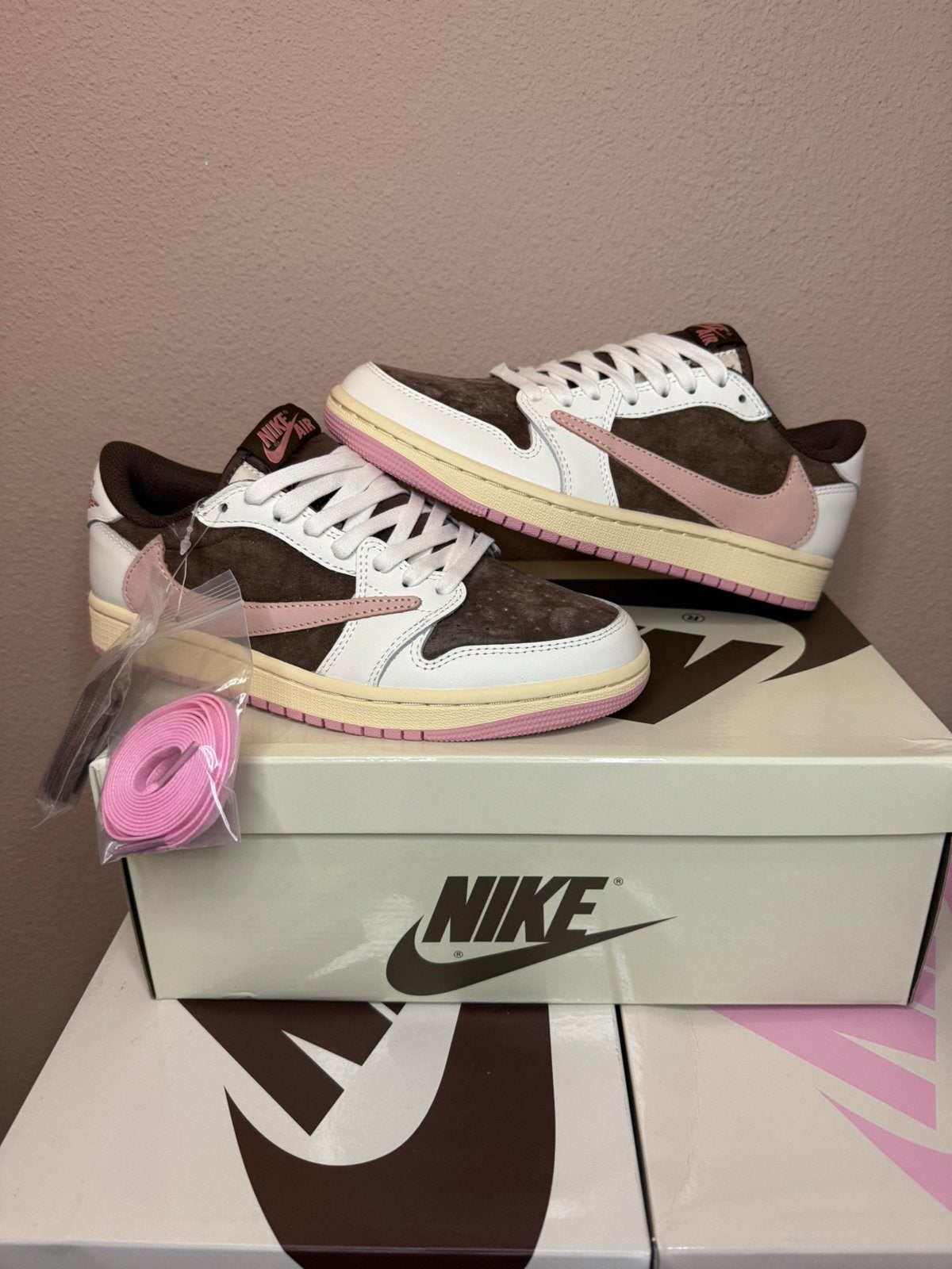 nike air jordan travis scott - 36/37,5/38/40, Nieuw, Ophalen of Verzenden, Sneakers of Gympen, Roze