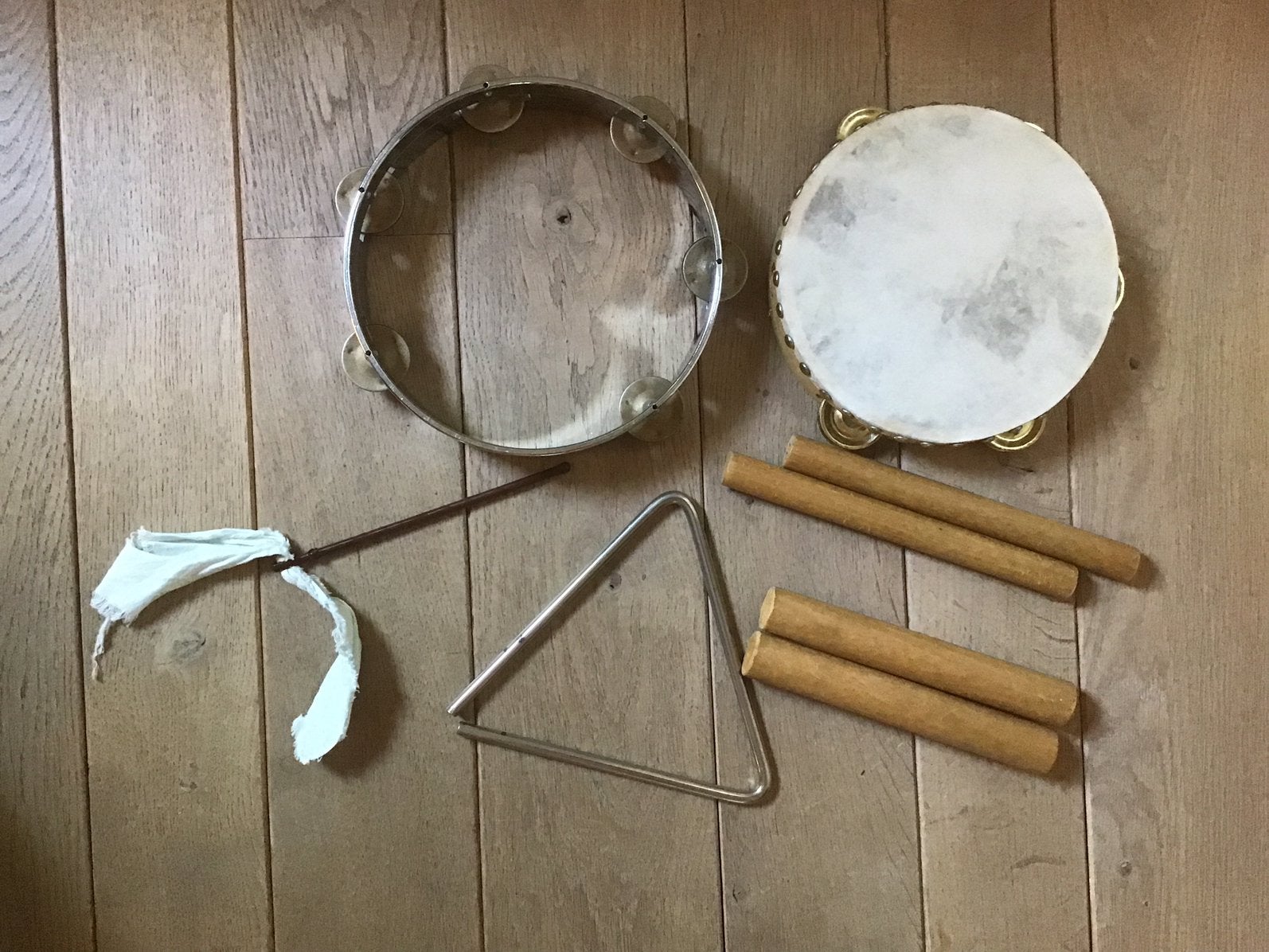 Triangel, 2 tamboerijnen, 4 houten ritmestokjes., Muziek en Instrumenten, Ophalen of Verzenden, Gebruikt