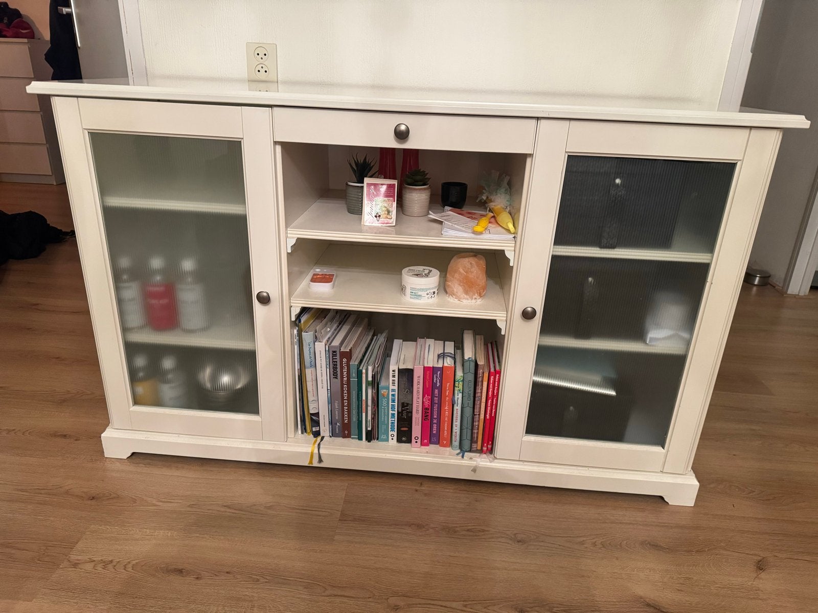 Witte dressoir met glazen deuren en open vakken, Ophalen, Gebruikt, 100 tot 150 cm, Minder dan 100 cm