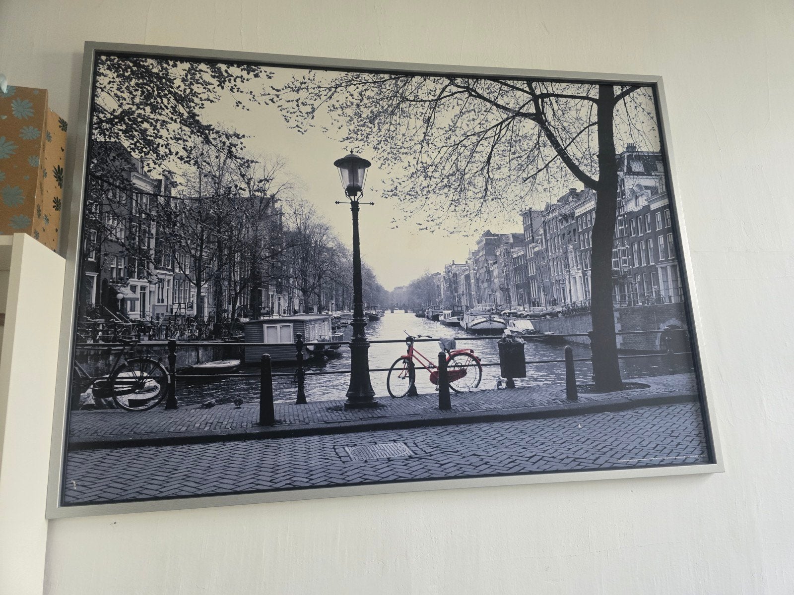 IKEA Amsterdam Gracht Schilderij - Zwart-wit met rode fiets, Ophalen, Oorspronkelijke maker, 125 cm of meer, Zo goed als nieuw