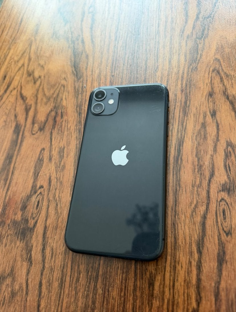 iPhone 11 Zwart - Schermschade, Batterij 72%, Telecommunicatie, Gebruikt, Zwart, 72 %, 64 GB