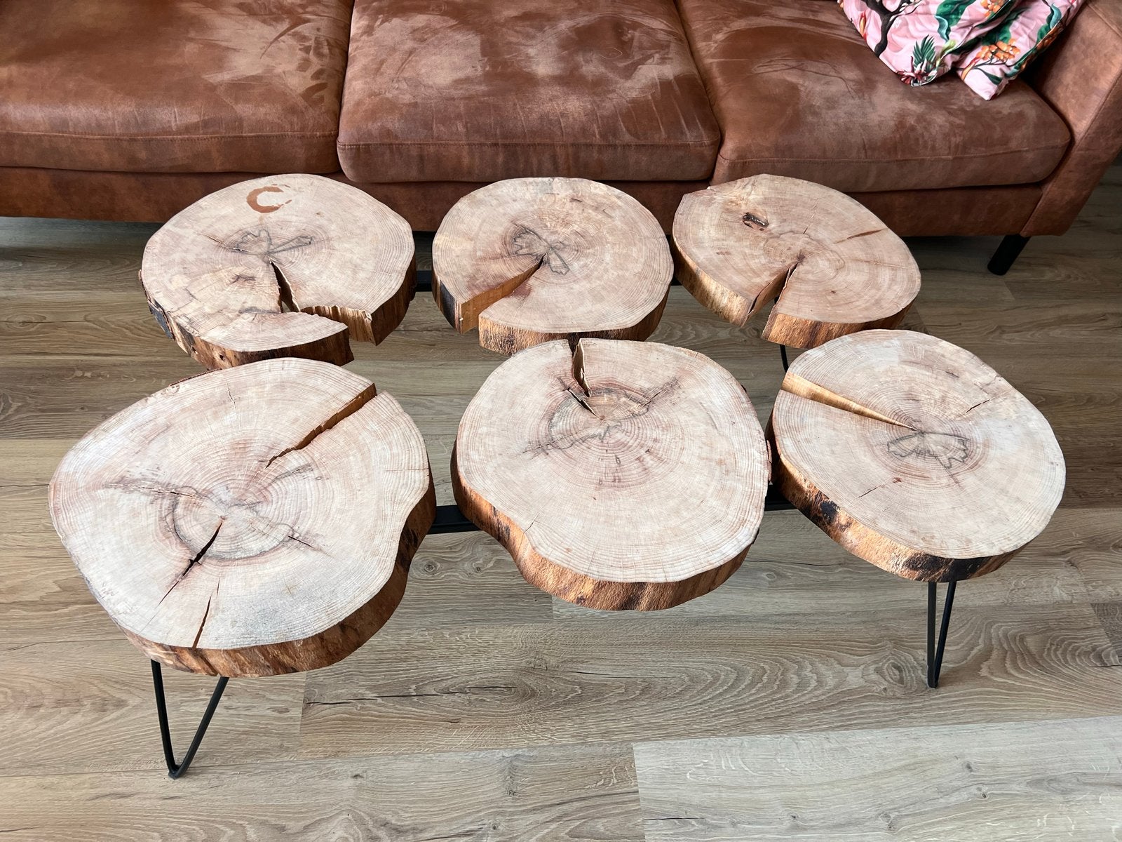 Unieke salontafel van boomstammen met metalen poten, Ophalen, 100 tot 150 cm, Zo goed als nieuw, Minder dan 100 cm