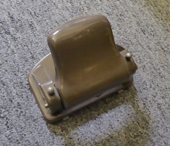 Zeer oude bruine ijzeren papier perforator., Ophalen of Verzenden, Zo goed als nieuw