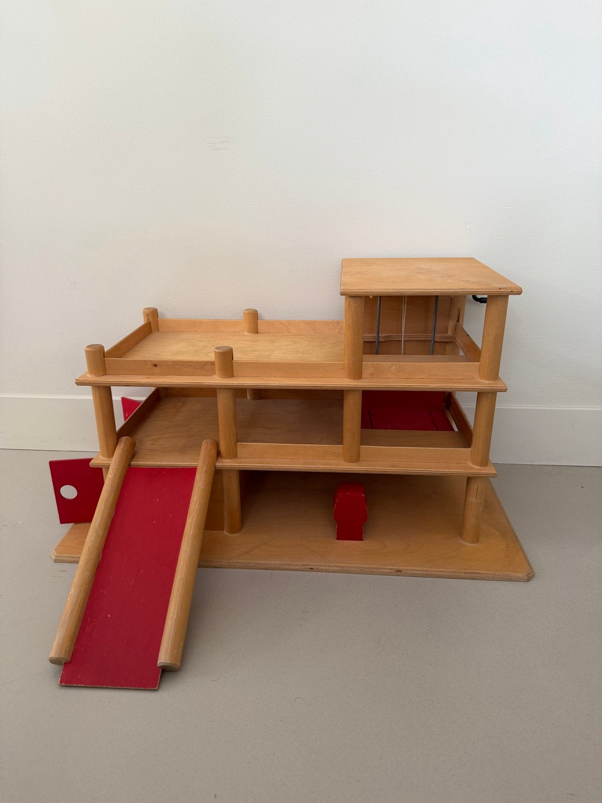 Vintage houten speelgoed garage met lift en helling, Ophalen of Verzenden, Gebruikt, Jongen of Meisje