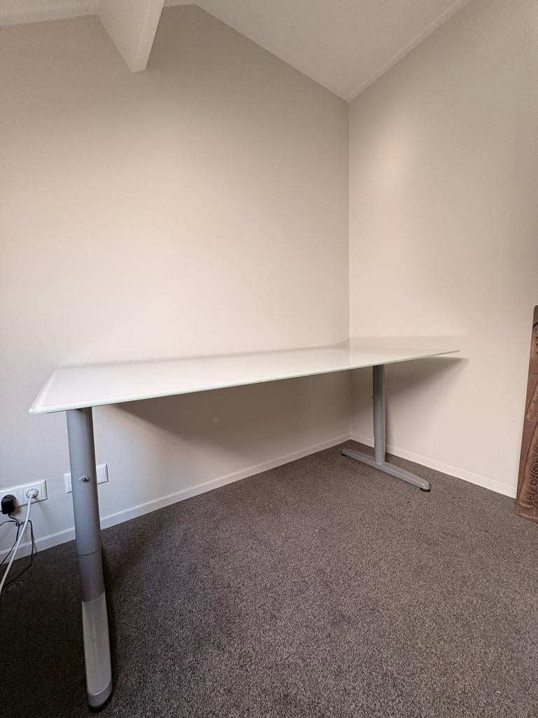 Ikea bureau 160 x 80 cm (Glas), Huis en Inrichting, Bureaus, Ophalen, 160 cm, In hoogte verstelbaar, Zo goed als nieuw