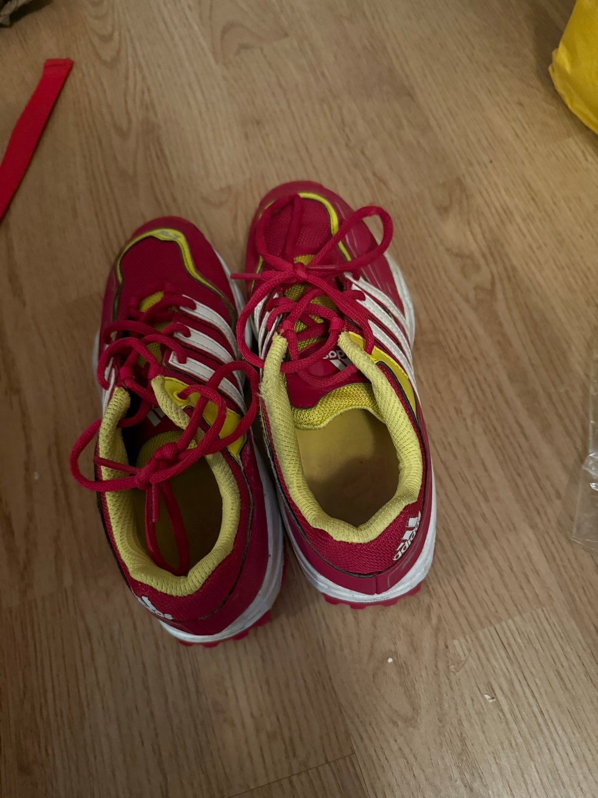 Hockey set: schoenen, scheenbeschermers, bal en tas, Ophalen, Gebruikt, Schoenen