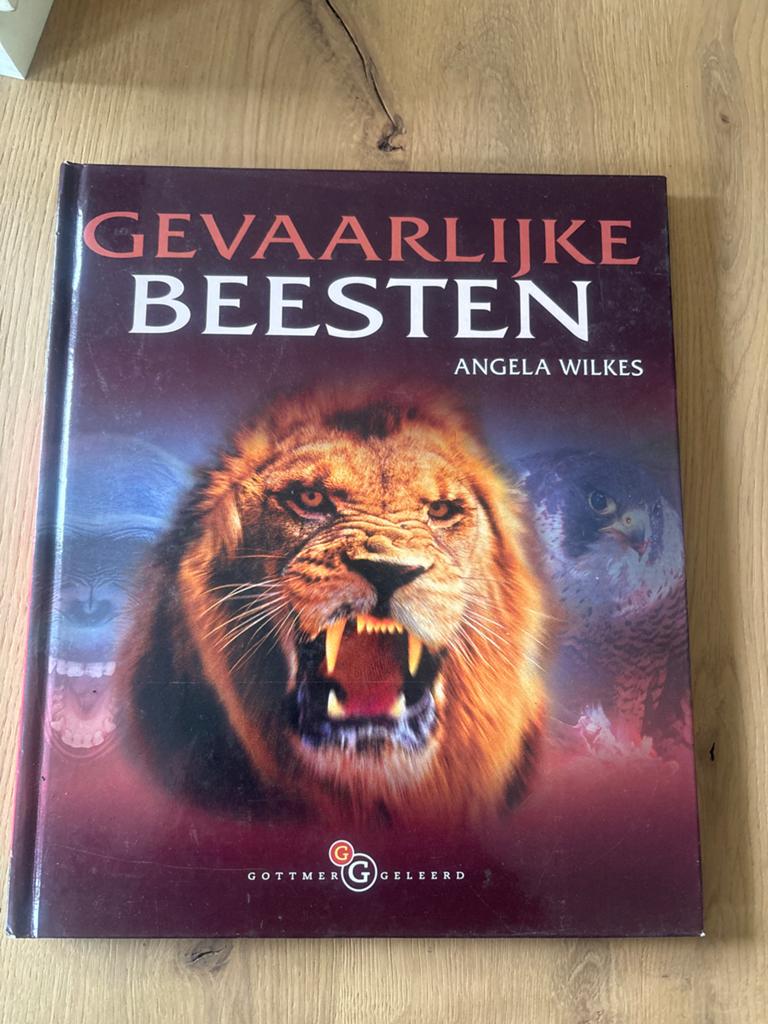 Gevaarlijke Beesten - Gottmer Geleerd (Angela Wilkes), Boeken, Ophalen of Verzenden, Gelezen, Natuur algemeen