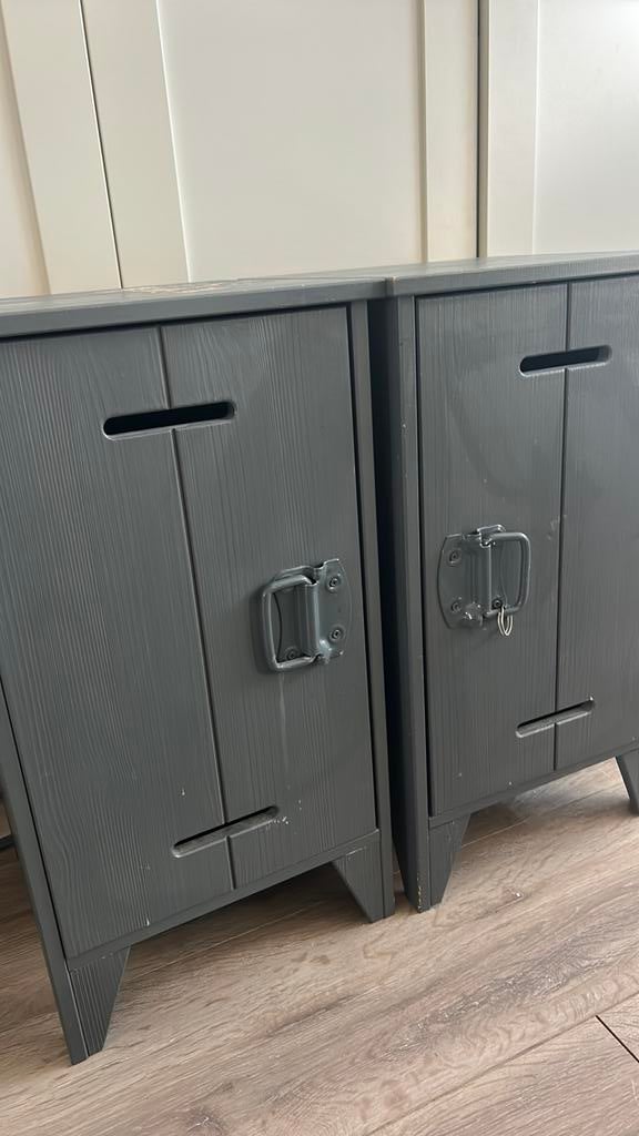 WOOOD Nachtkastjes - Set van 2 in donkergrijs, Huis en Inrichting, Slaapkamer | Nachtkastjes, Gebruikt, 55 tot 70 cm, Minder dan 45 cm