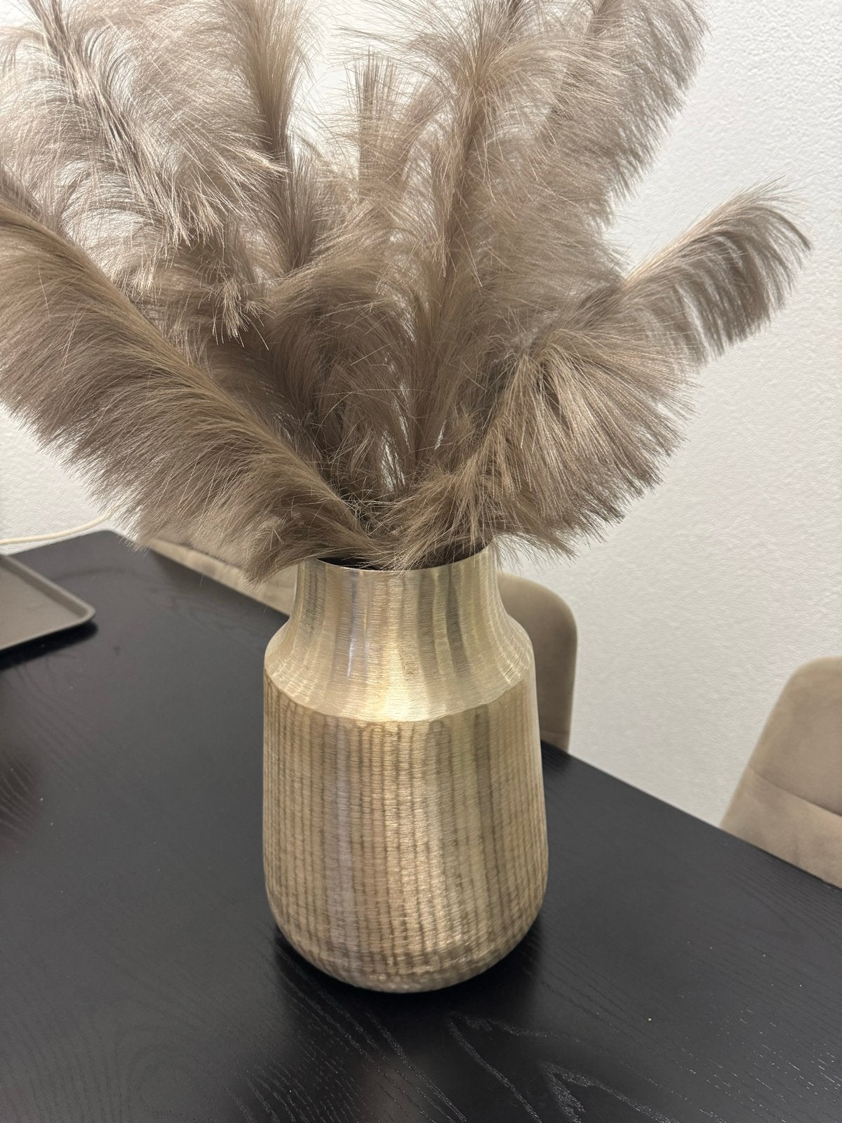 Gouden vaas met pluimen - Zo goed als nieuw, Inclusief decoratie, Ophalen of Verzenden, Zo goed als nieuw, Metaal