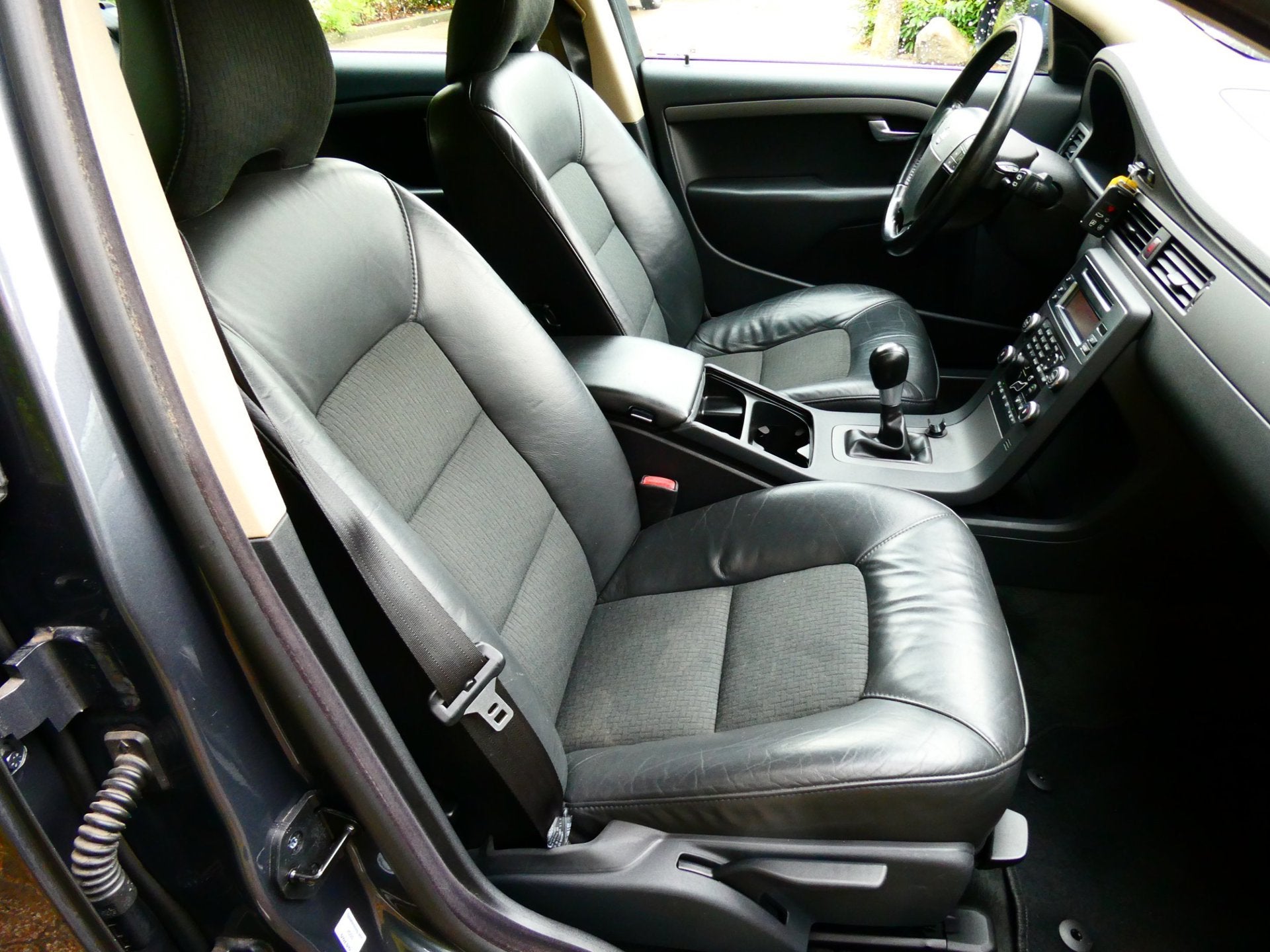 Volvo V70 2.5T Kinetic 200pk 2e eig. Clima Cruise PDC Trekha, Voorwielaandrijving, Gebruikt, Leder en Stof, 2521 cc