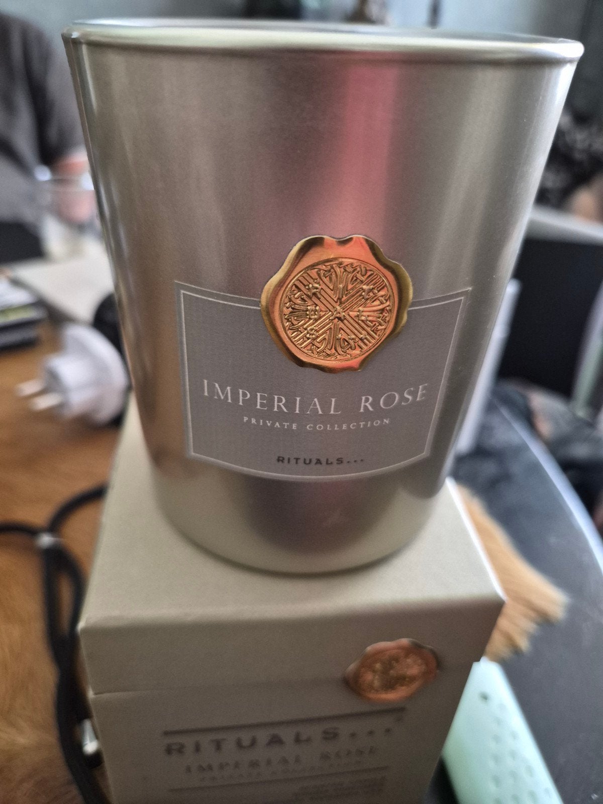 Rituals Imperial Rose Scented Candle - Nieuw in doos, Overige materialen, Nieuw, Ophalen of Verzenden, Grijs