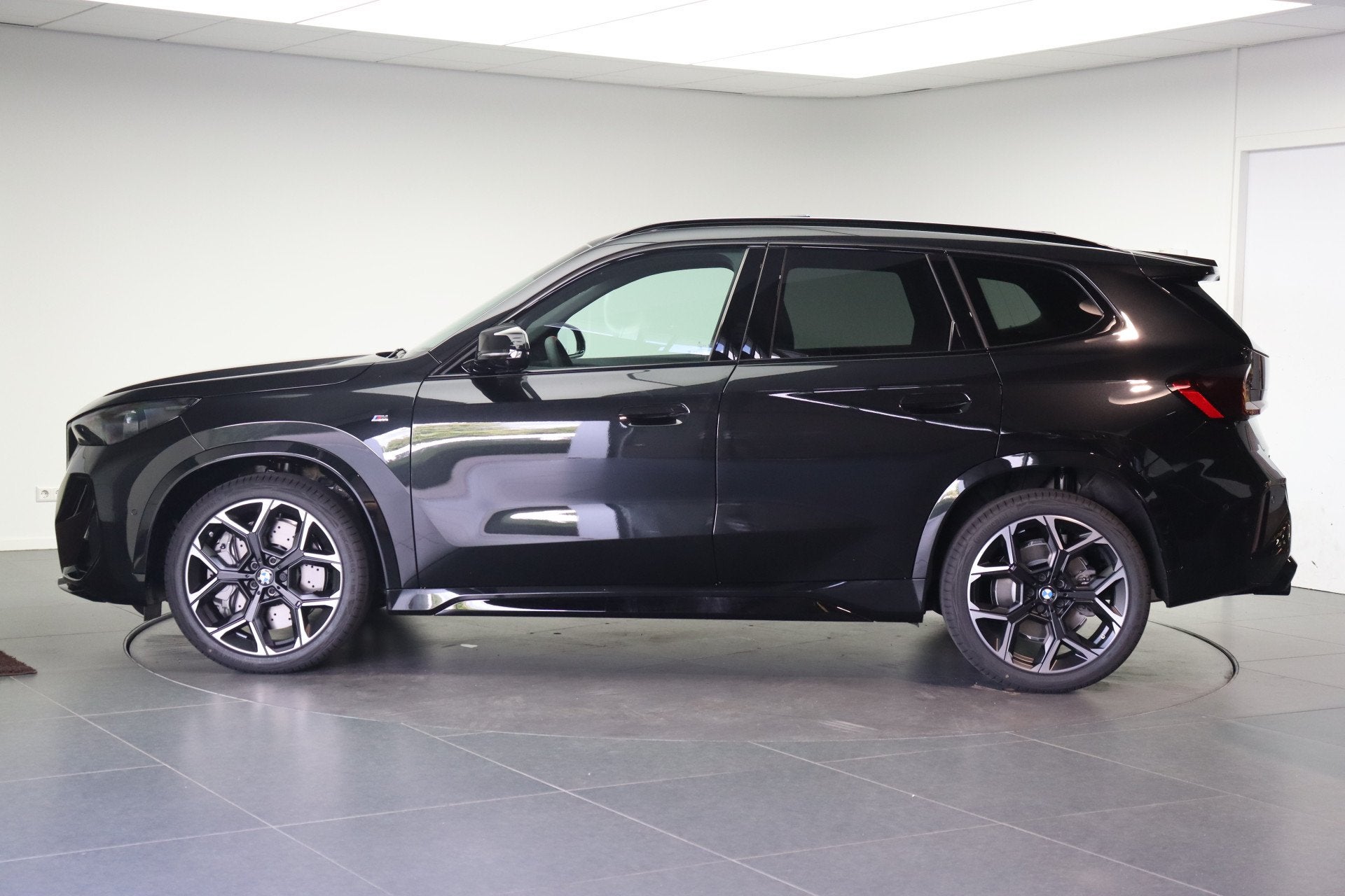 BMW X1 M35i M Sport Automaat / Panoramadak / Trekhaak / M Ad, Auto's, BMW, 1998 cc, Stoelverwarming, Zwart, 4 cilinders