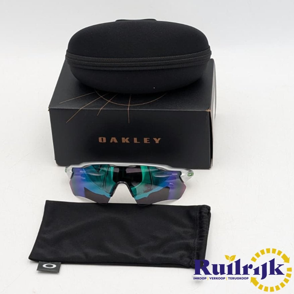 Oakley Radar EV Custom Silver Sportzonnebril - Nieuw, Oakley, Zo goed als nieuw, Support@oakley.com, 1 Icon, 1 Legacy Way
Foothill Ranch, CA 92610
USA
