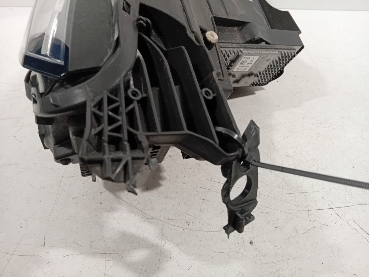 Koplamp links Peugeot 3008, Onderdelen@venauto.nl, Van der Ven Autorecycling B.V., Gebruikt, Ettenseweg 76, 4706 PB Roosendaal, The Netherlands