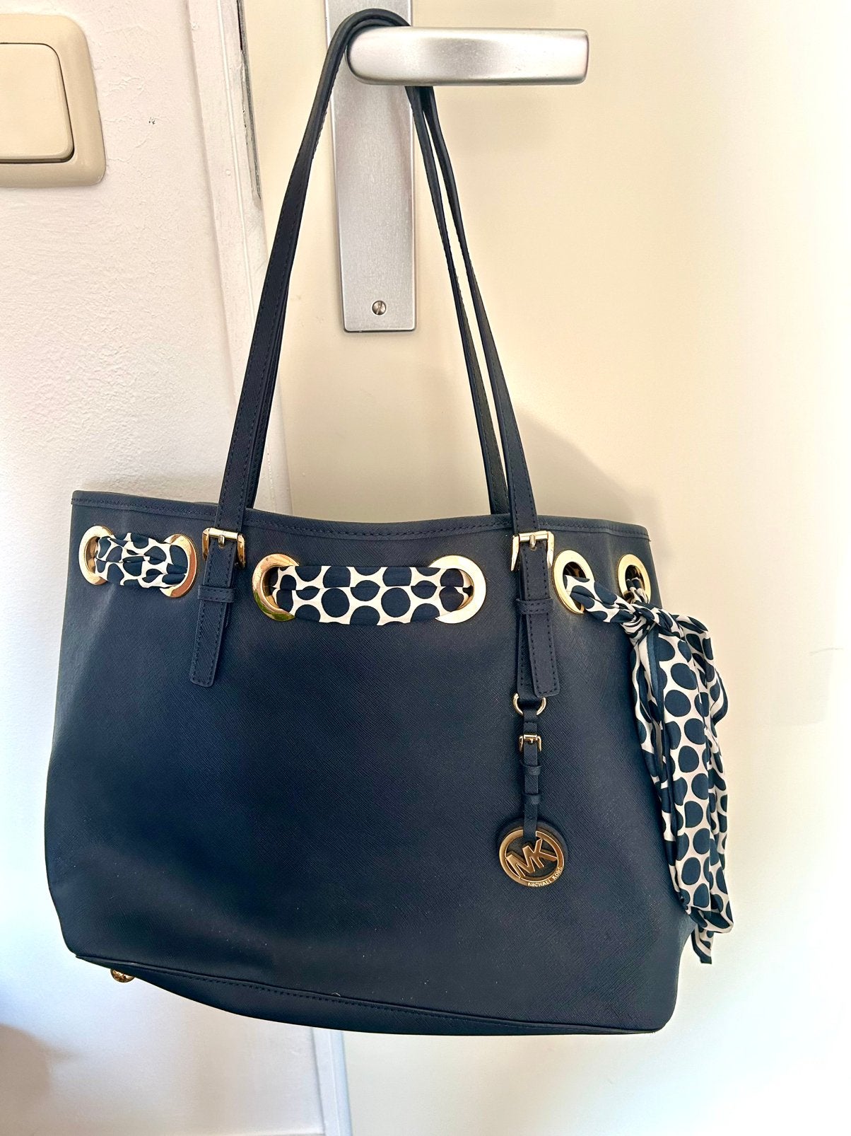 Originele Michael Kors schoudertas donkerblauw goud detail, Ophalen of Verzenden, Zo goed als nieuw, Blauw, Schoudertasje