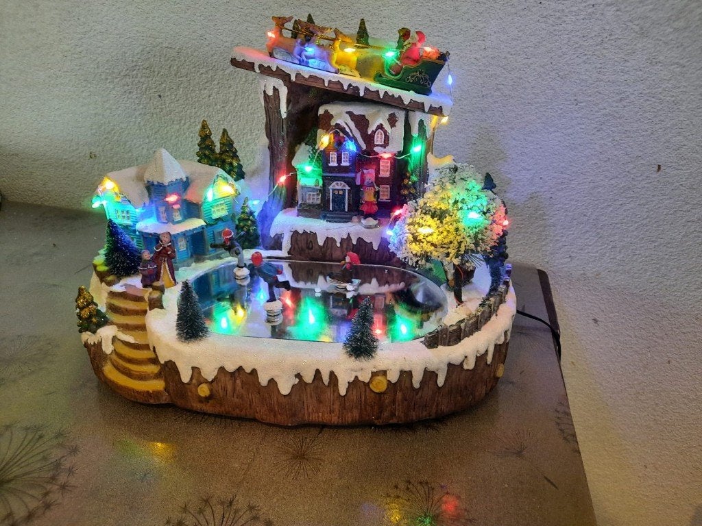 Sfeervol Kerstdorp Bewegende Schaatsbaan & Gekleurde LED, Ophalen of Verzenden, Zo goed als nieuw
