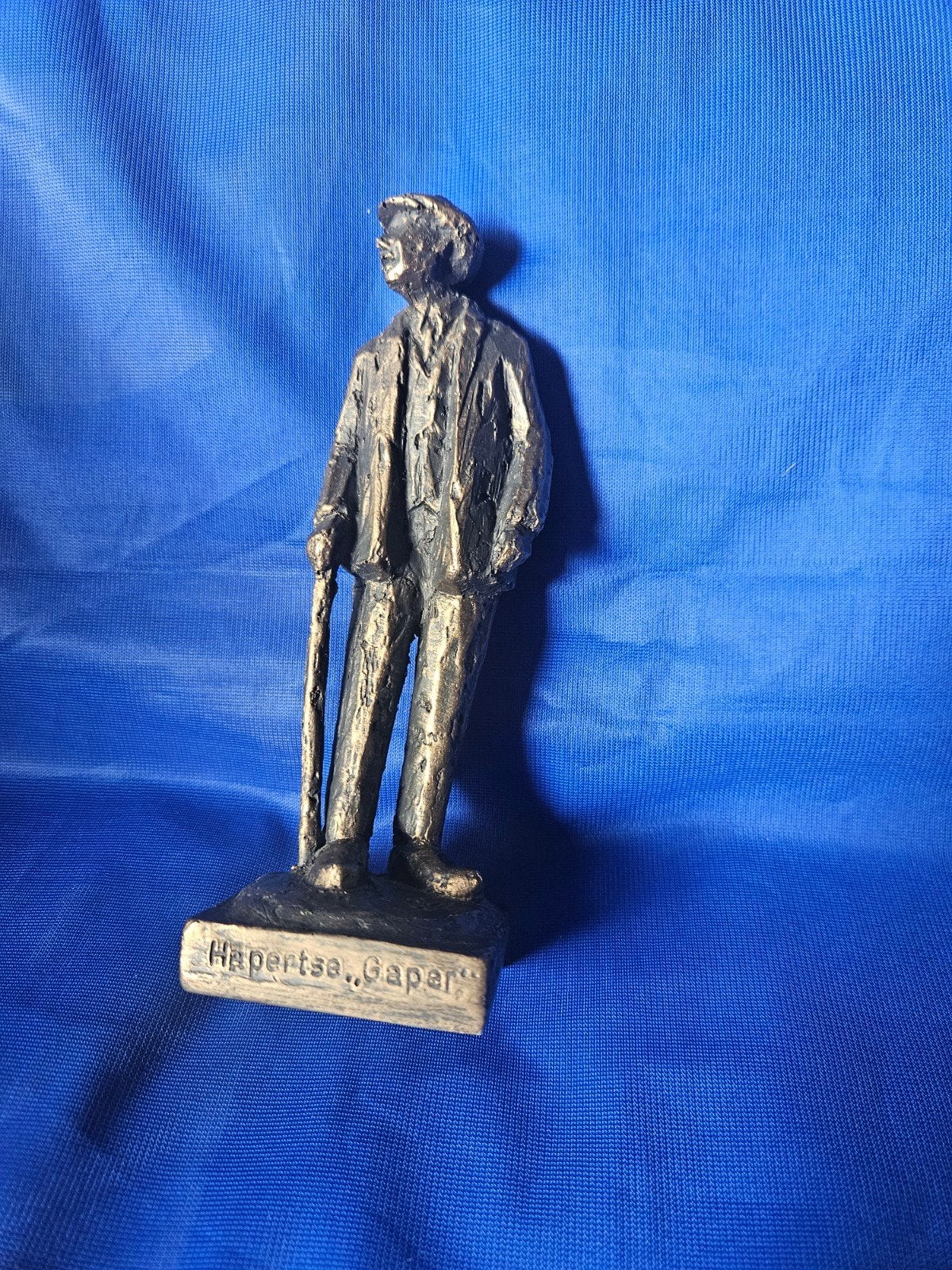 Bronzen beeldje "Hapertse Gaper" gesigneerd Niek van Leest, Minder dan 20 cm, Ophalen of Verzenden, Brons, Beeld