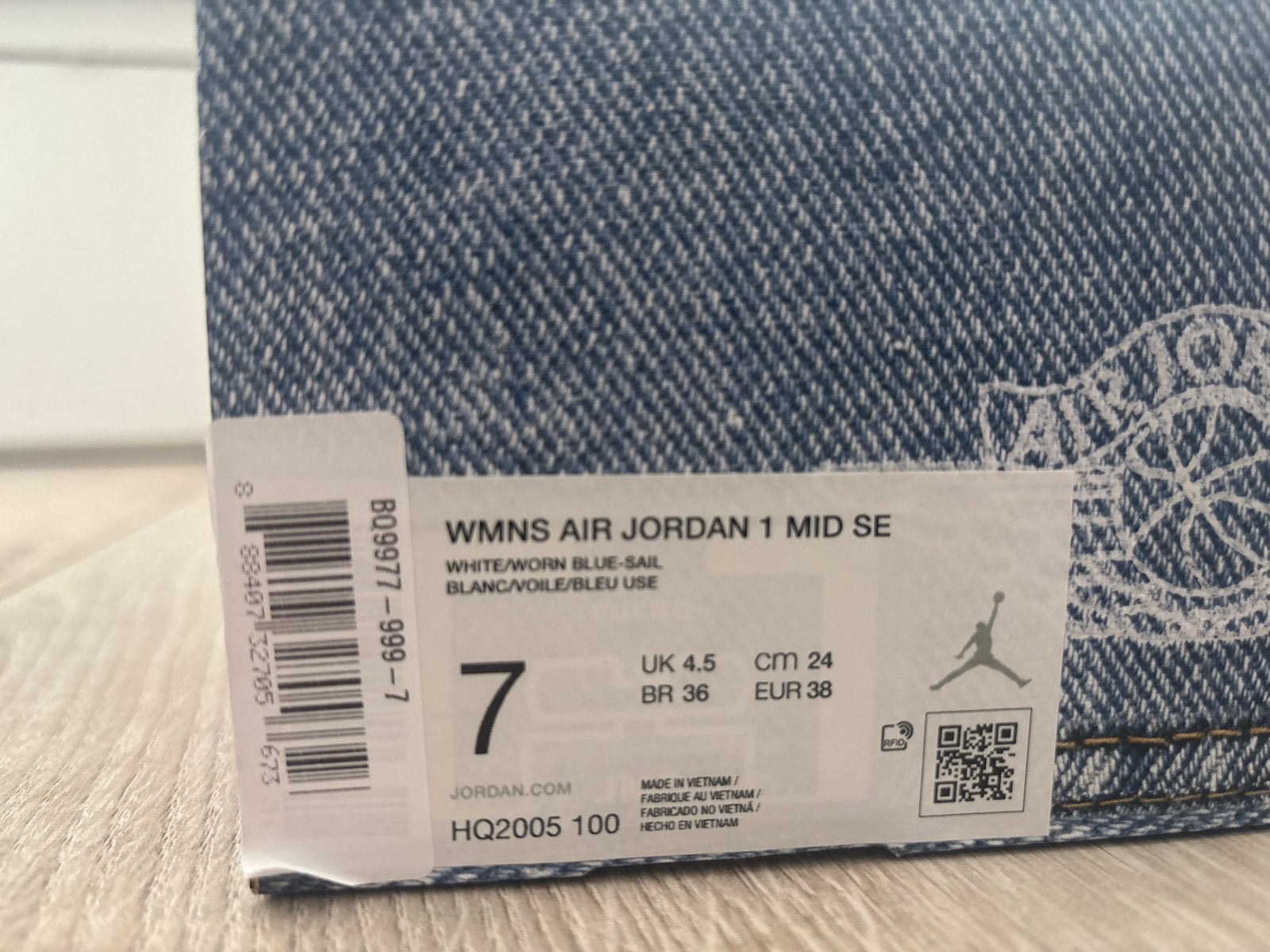 Foto 3 van Nike Air Jordan 1 Mid SE Denimblauw Wit Goud Maat 38 Nieuw
