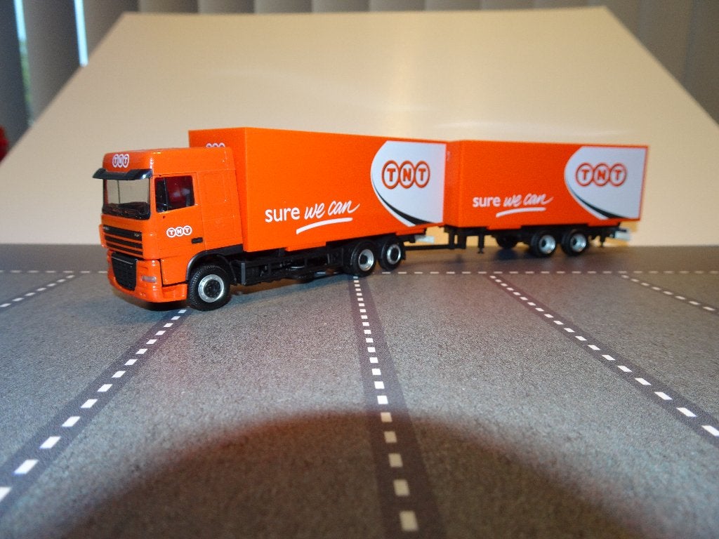 811 herpa daf xf space cab tnt combi 1:87 truck trein combi, Ophalen of Verzenden, Zo goed als nieuw, Bus of Vrachtwagen, Herpa