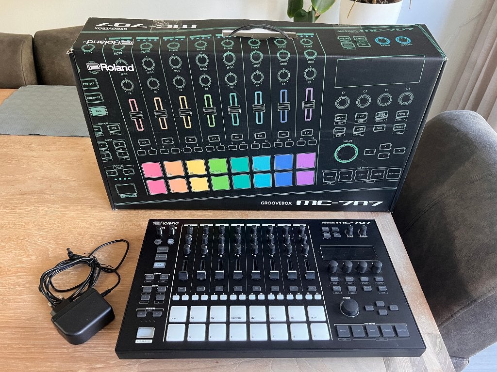 Roland MC-707 Groovebox, Muziek en Instrumenten, Ophalen, Zo goed als nieuw, Overige aantallen, Roland