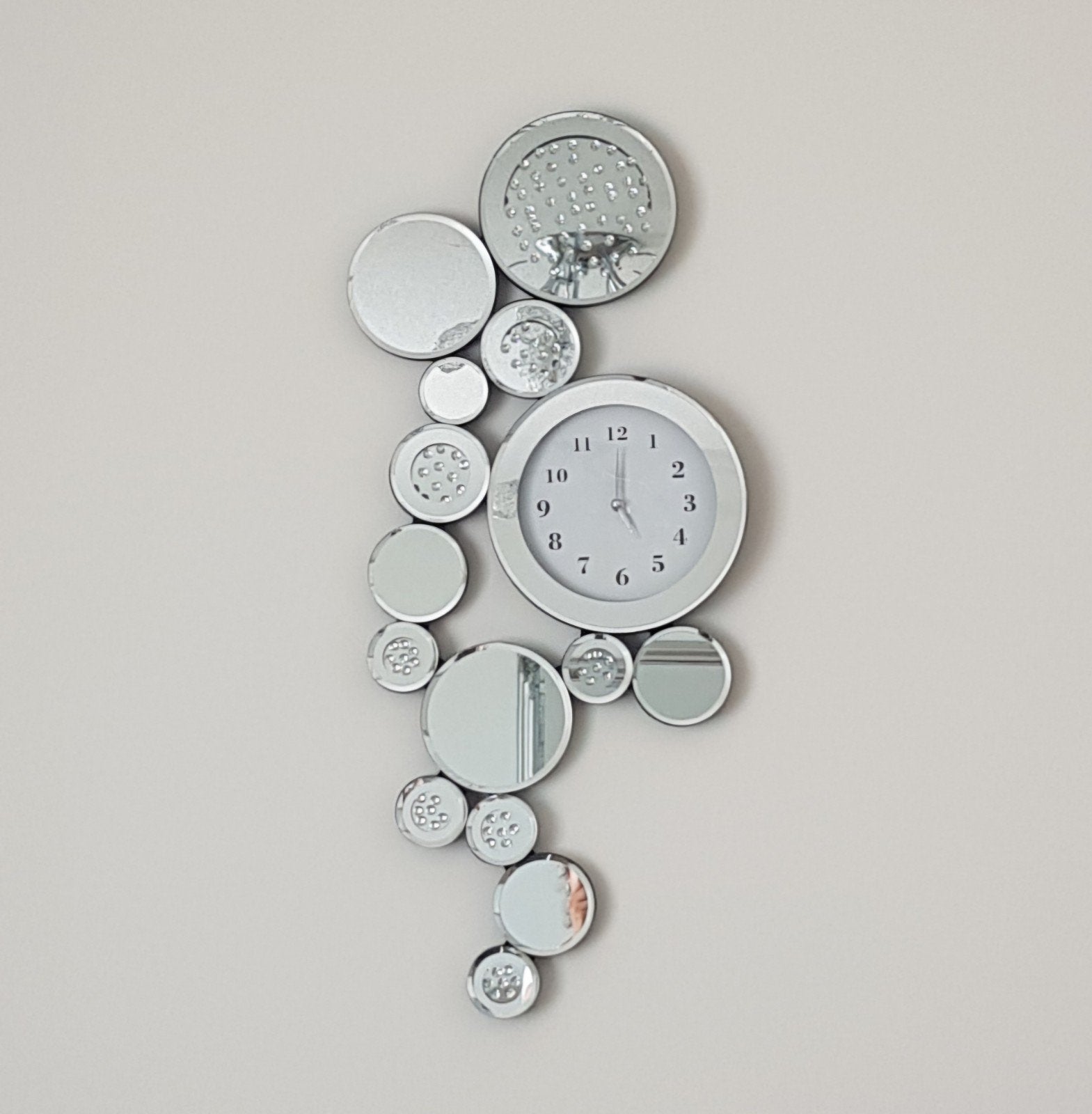 Moderne spiegelklok met decoratieve bellen, Ophalen, Wandklok, Analoog, Zo goed als nieuw