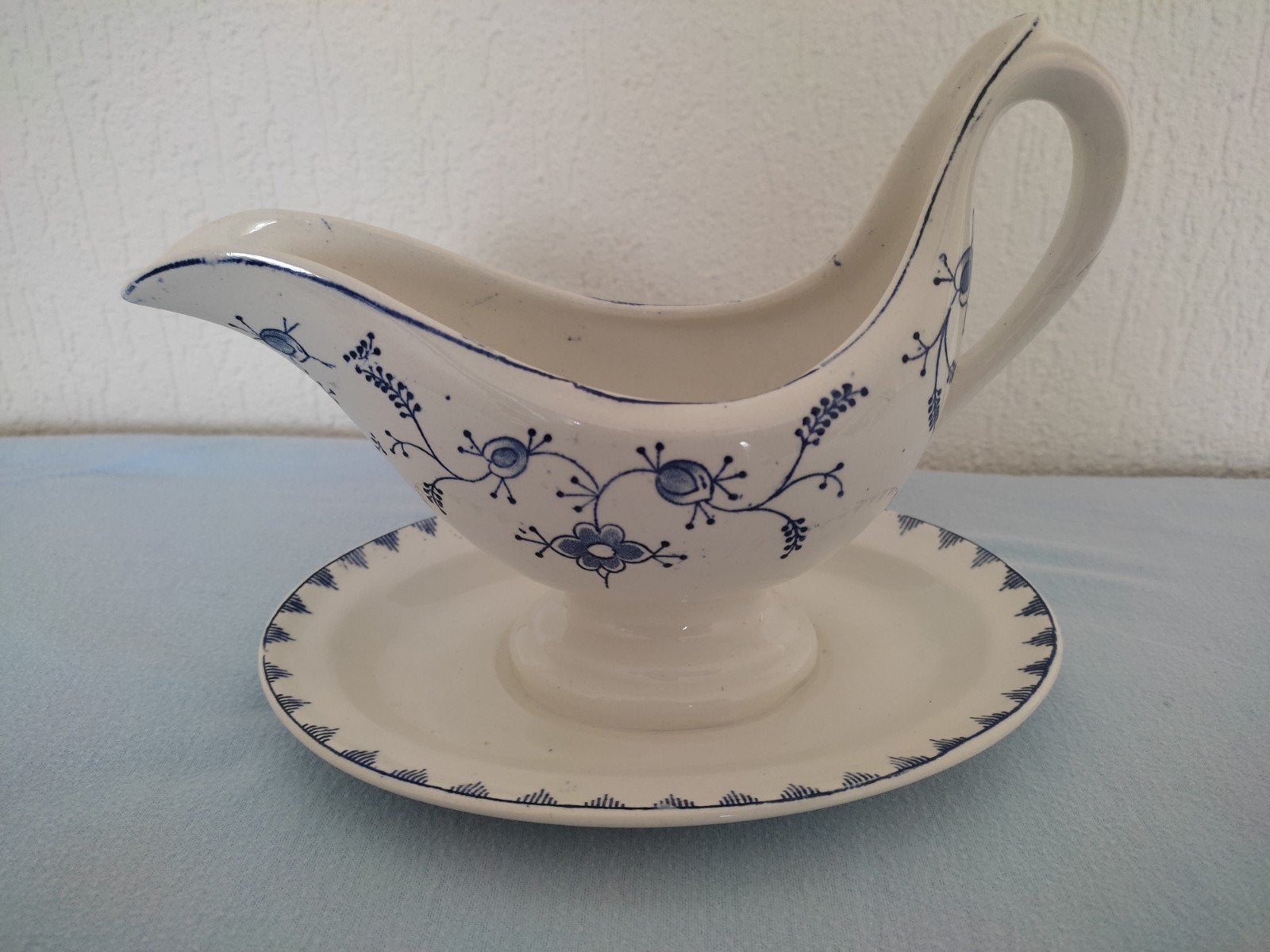Boch Meissen sauskom met onderbord, wit/blauw, ca. 23 cm, Ophalen of Verzenden