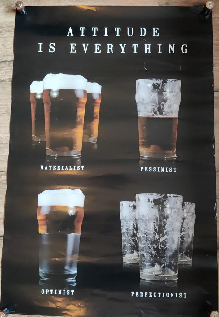Bier poster: Attitude is Everything - Materialist, Pessimist, Verzamelen, Posters, Gebruikt, Reclame, A1 t/m A3, Rechthoekig Staand
