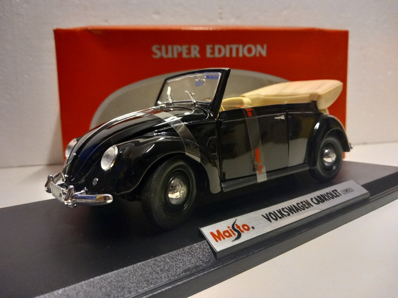 Volkswagen Kever cabriolet zwart Maisto metal 1:18 KRD, Hobby en Vrije tijd, Modelauto's | 1:18, Ophalen of Verzenden, Zo goed als nieuw