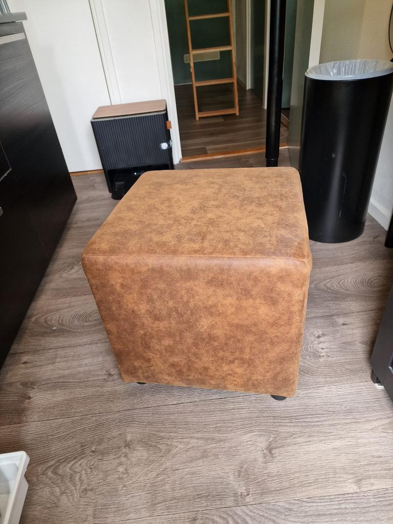 Bruine (camel kleur) hocker., Ophalen, Overige materialen, Minder dan 50 cm, Gebruikt