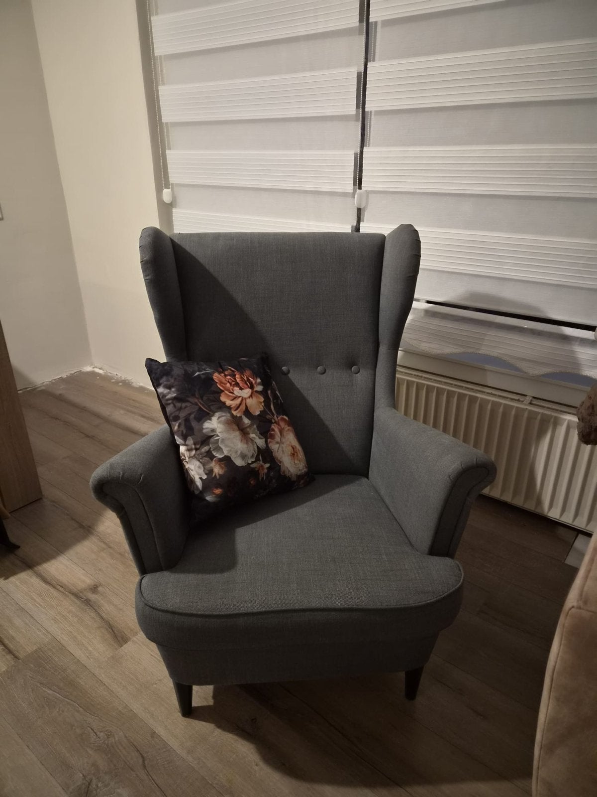Comfortabele grijze fauteuil met hoge rugleuning, Ophalen, 75 tot 100 cm, Zo goed als nieuw, Stof